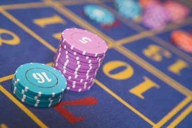 Lucky Neko payout table and bonus feature details displayed on mobile screen